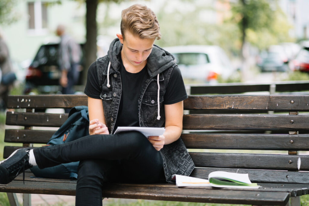 adolescent qui réfléchit à son orientation